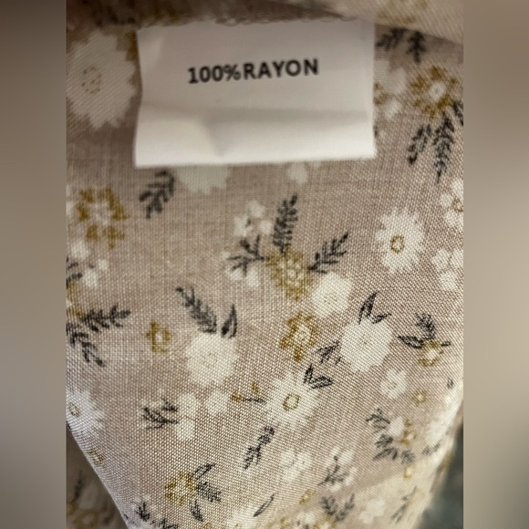 NWT BloomChic Women's Plus Size Short Sleeve
Nude Floral Top Size 18/20 - Picture 7 of 7